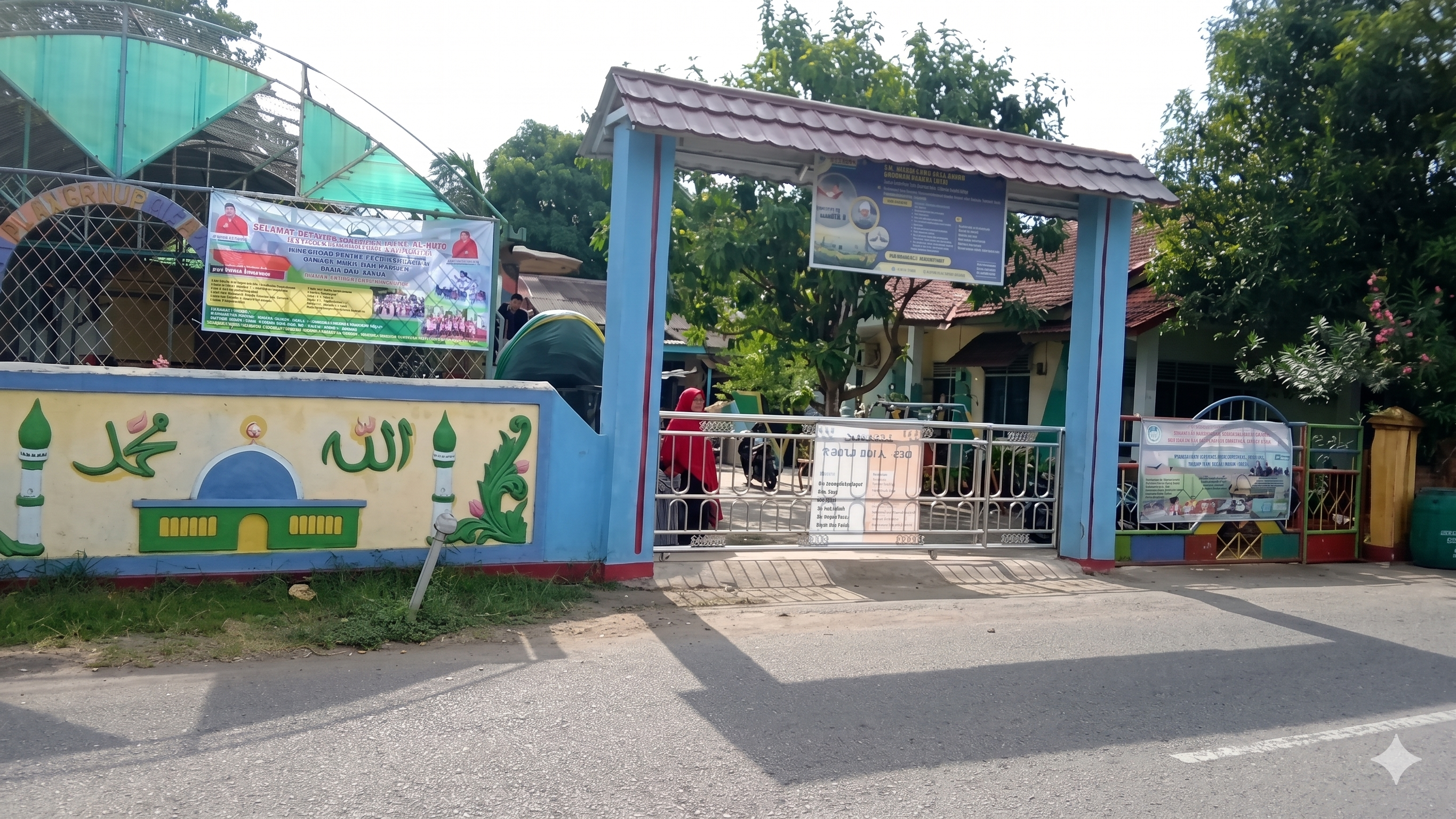 Anak-anak gembira sedang belajar bersama guru di TK Al Azzhar Muara Enim